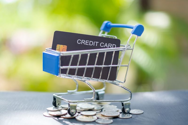 Credit card in a shopping cart representing an effective credit repair sales funnel designed to convert credit repair leads into qualified clients.